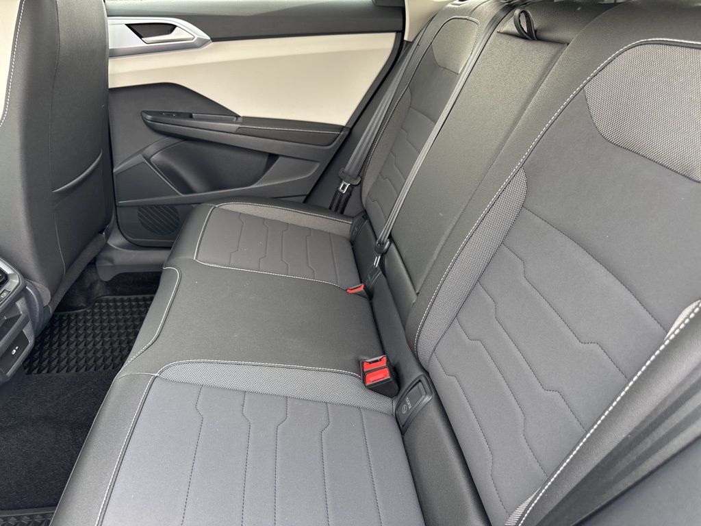 2025 Volkswagen Taos SE photo 10