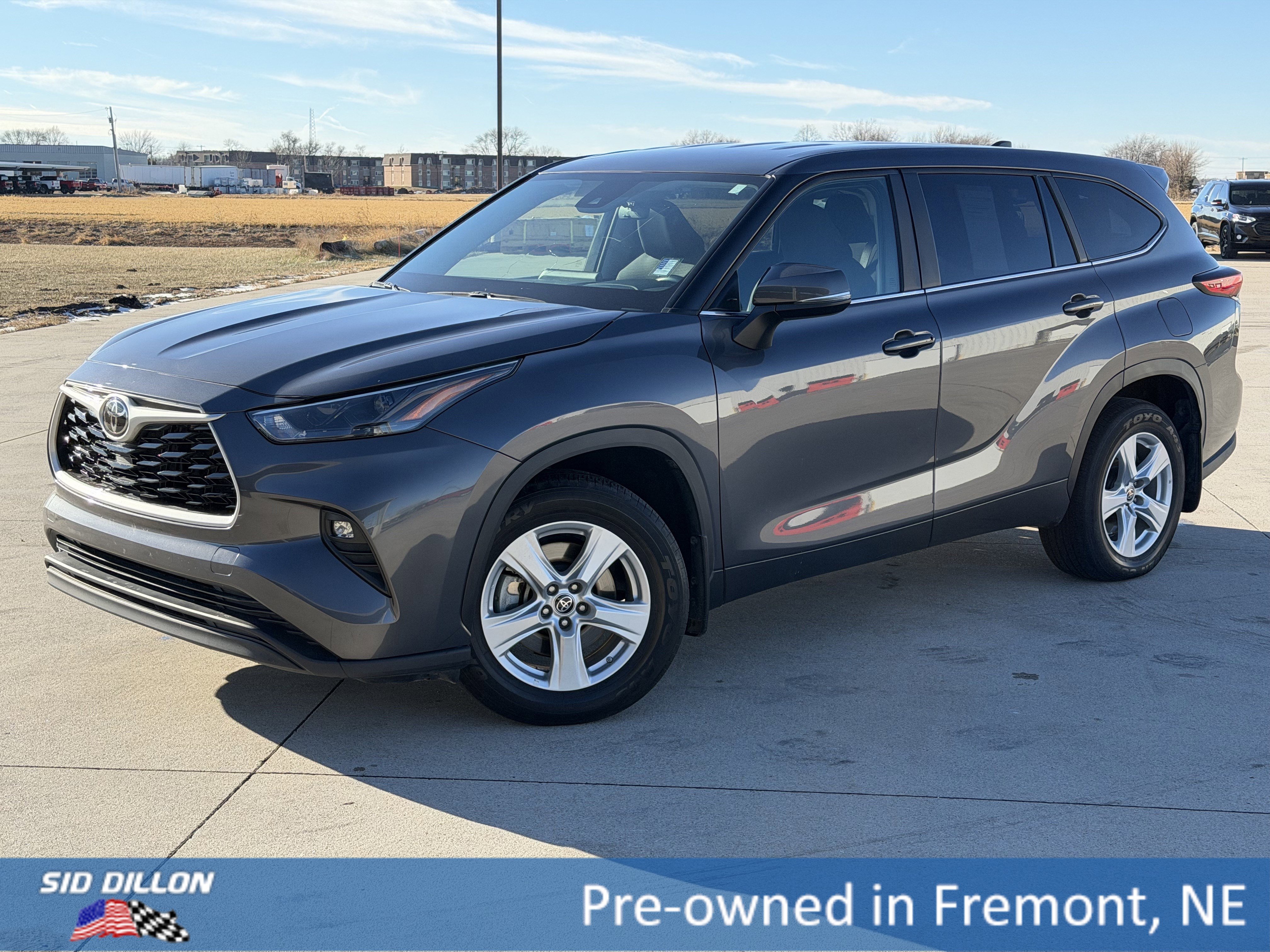 2023 Toyota Highlander LE's photo