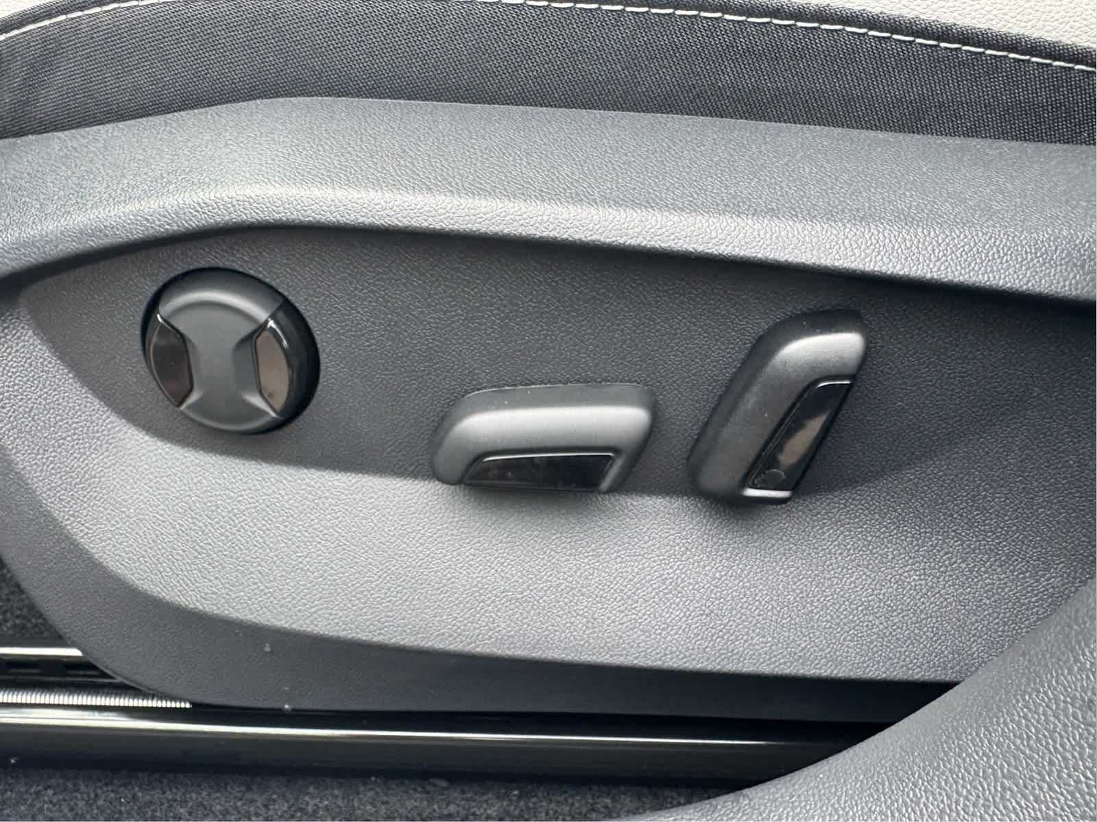 2025 Volkswagen Taos SE photo 10