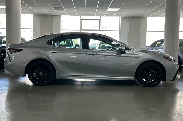 2023 Toyota Camry Hybrid XSE photo 3