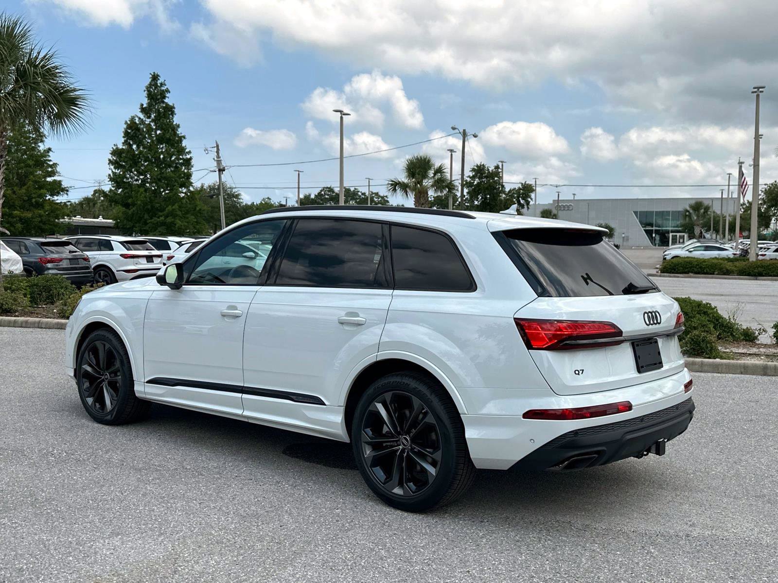 2025 Audi Q7 55 Prestige photo 4