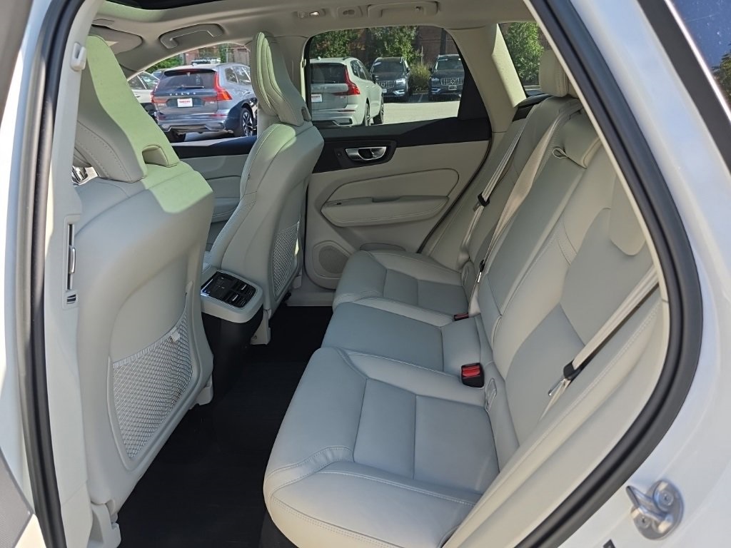 2023 Volvo XC60 B5 Ultimate photo 15