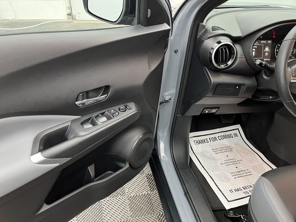 2023 Nissan Kicks SR photo 9