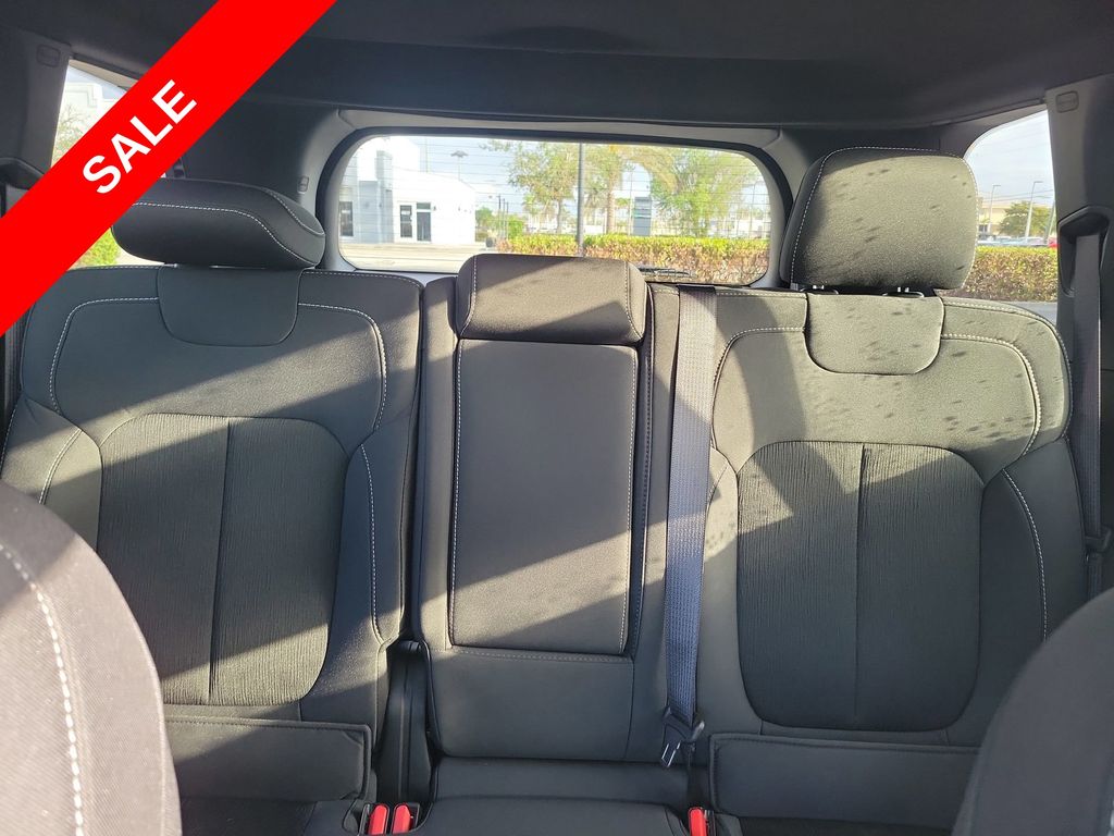 2025 Jeep Grand Cherokee Laredo Altitude photo 14