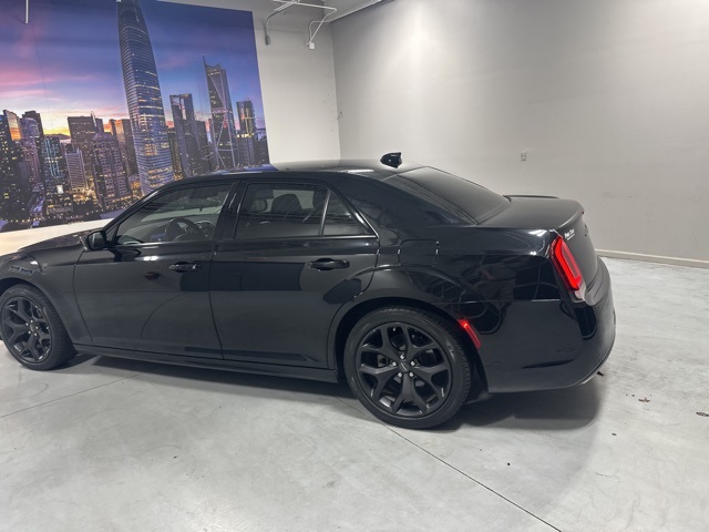 2022 Chrysler 300 Touring L photo 3