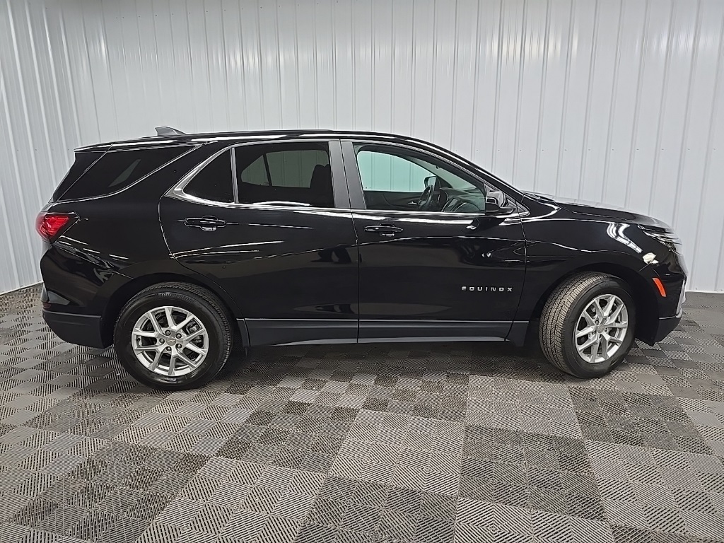 2022 Chevrolet Equinox LT photo 2