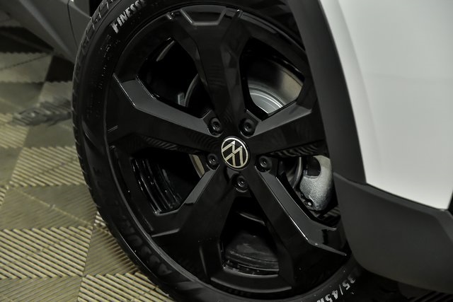 2025 Volkswagen Taos SE photo 2