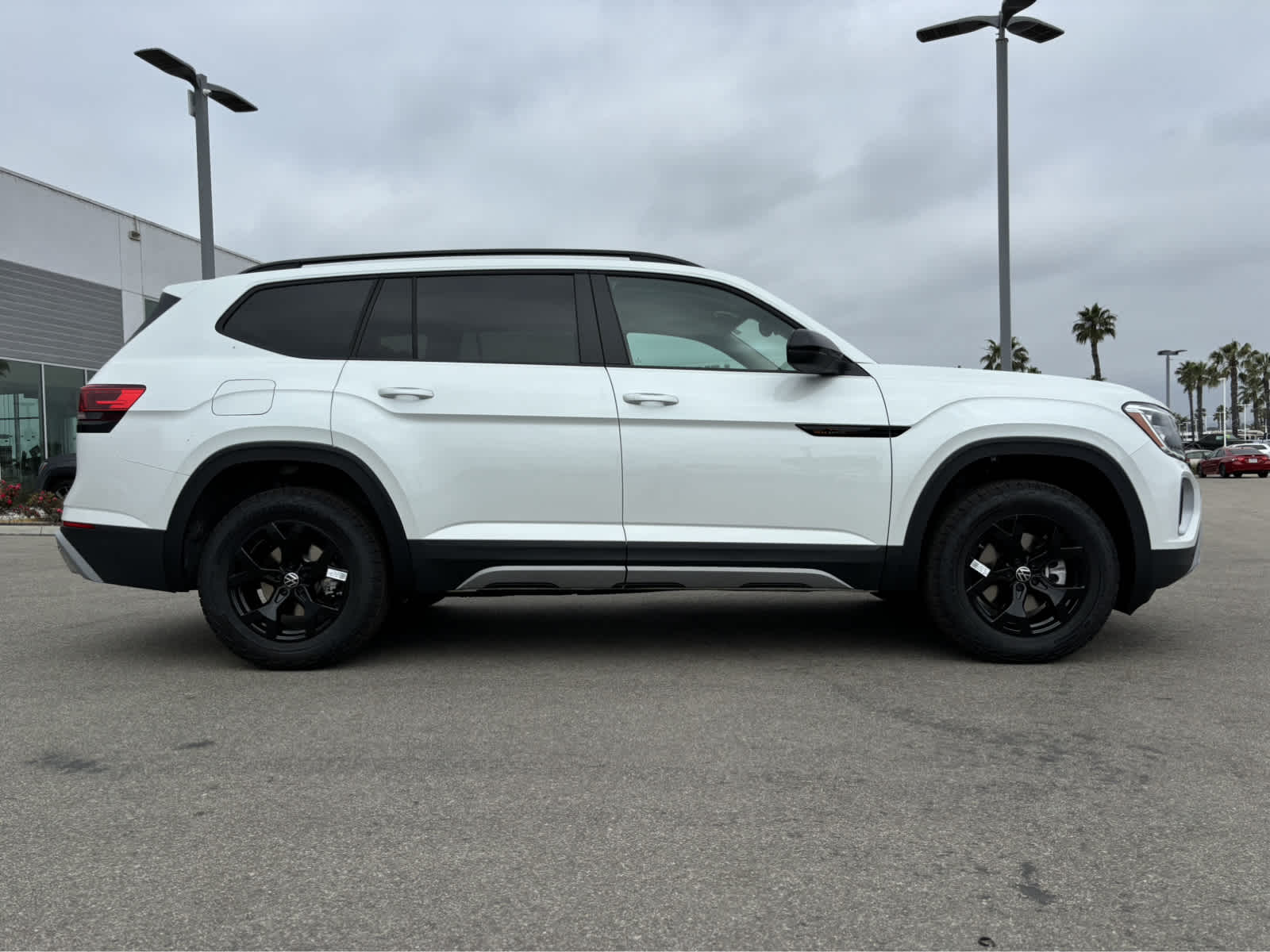 2024 Volkswagen Atlas Peak Edition SEL photo 2