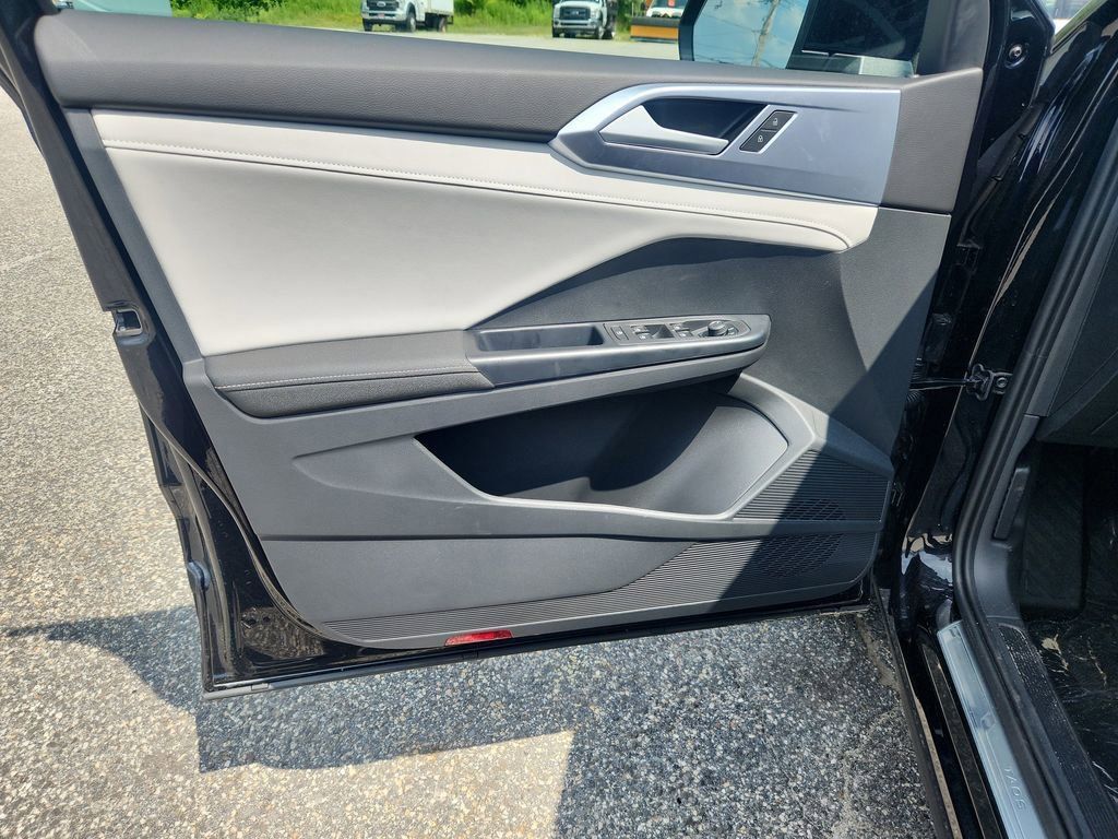 2025 Volkswagen Taos SE photo 9