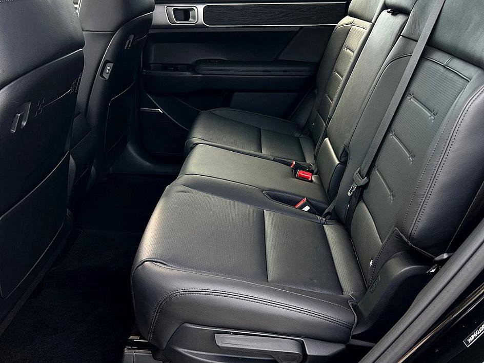 2025 Hyundai Santa Fe Limited photo 6