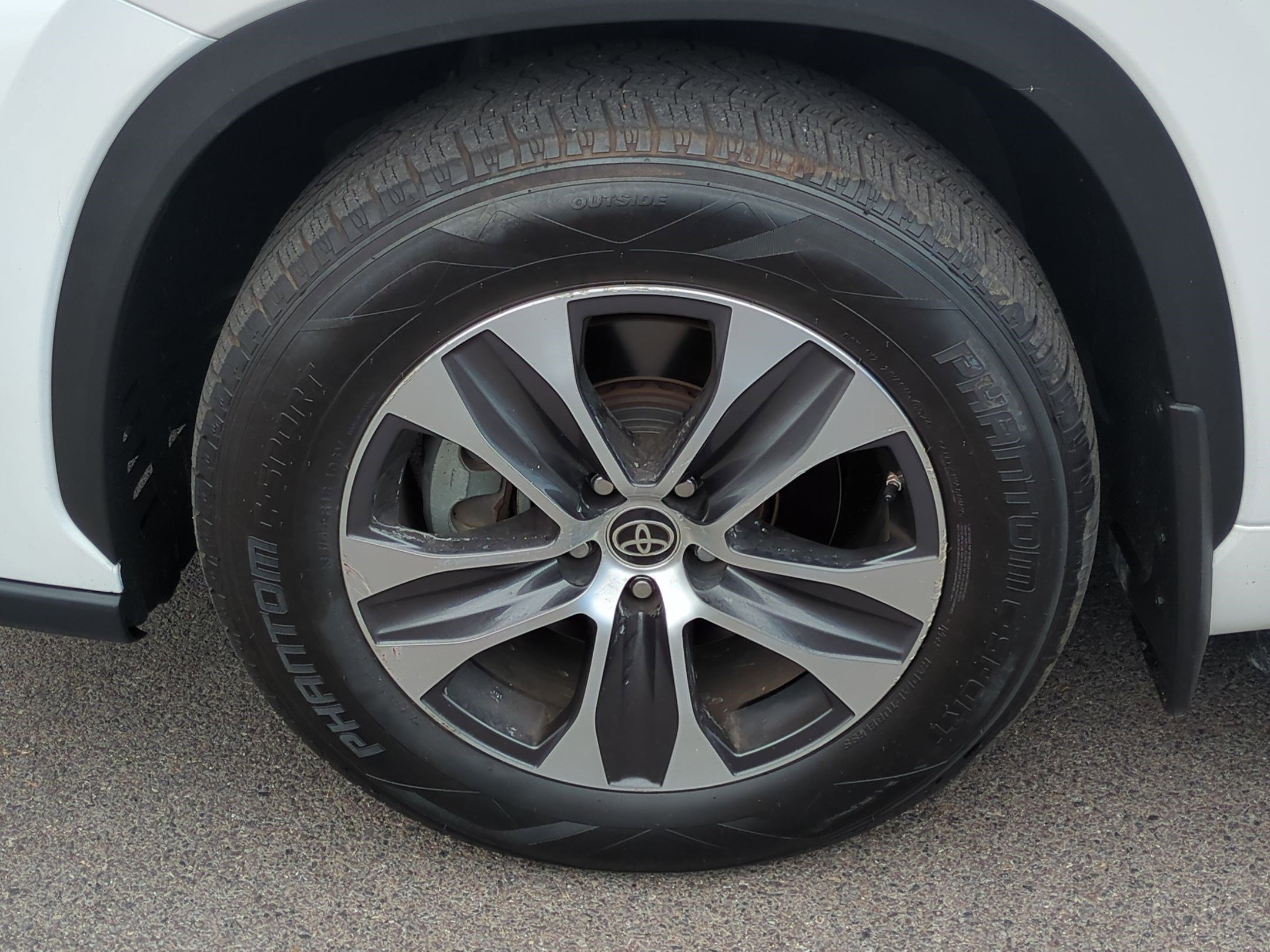 2021 Toyota Highlander XLE photo 9