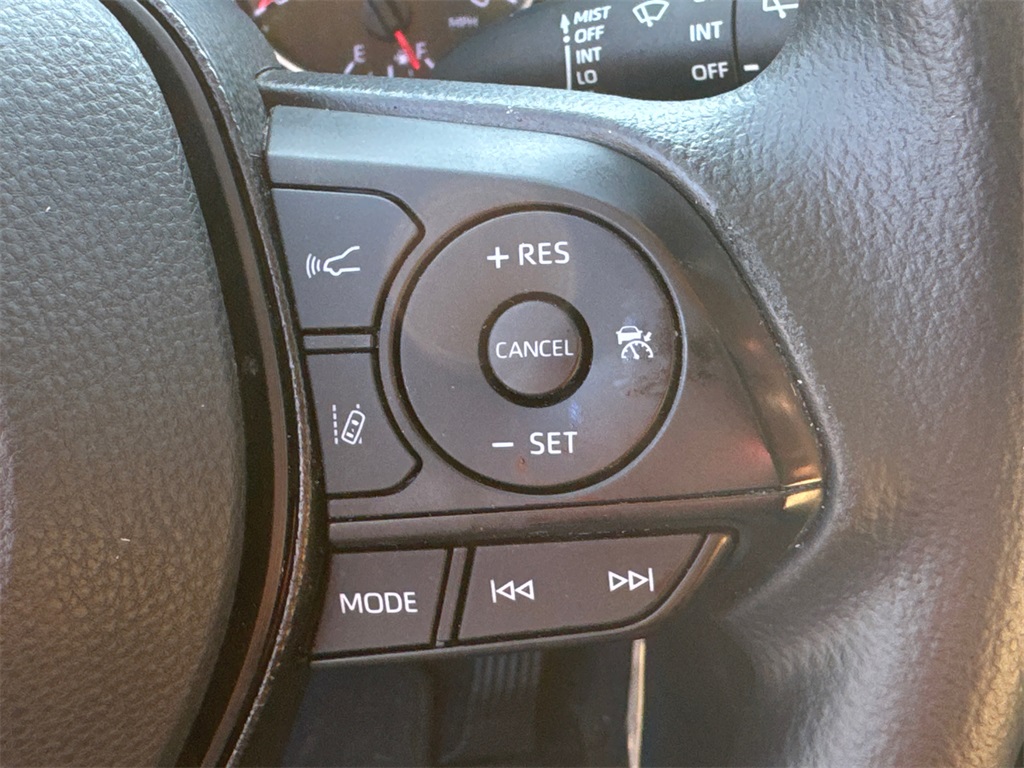 2021 Toyota RAV4 LE photo 26