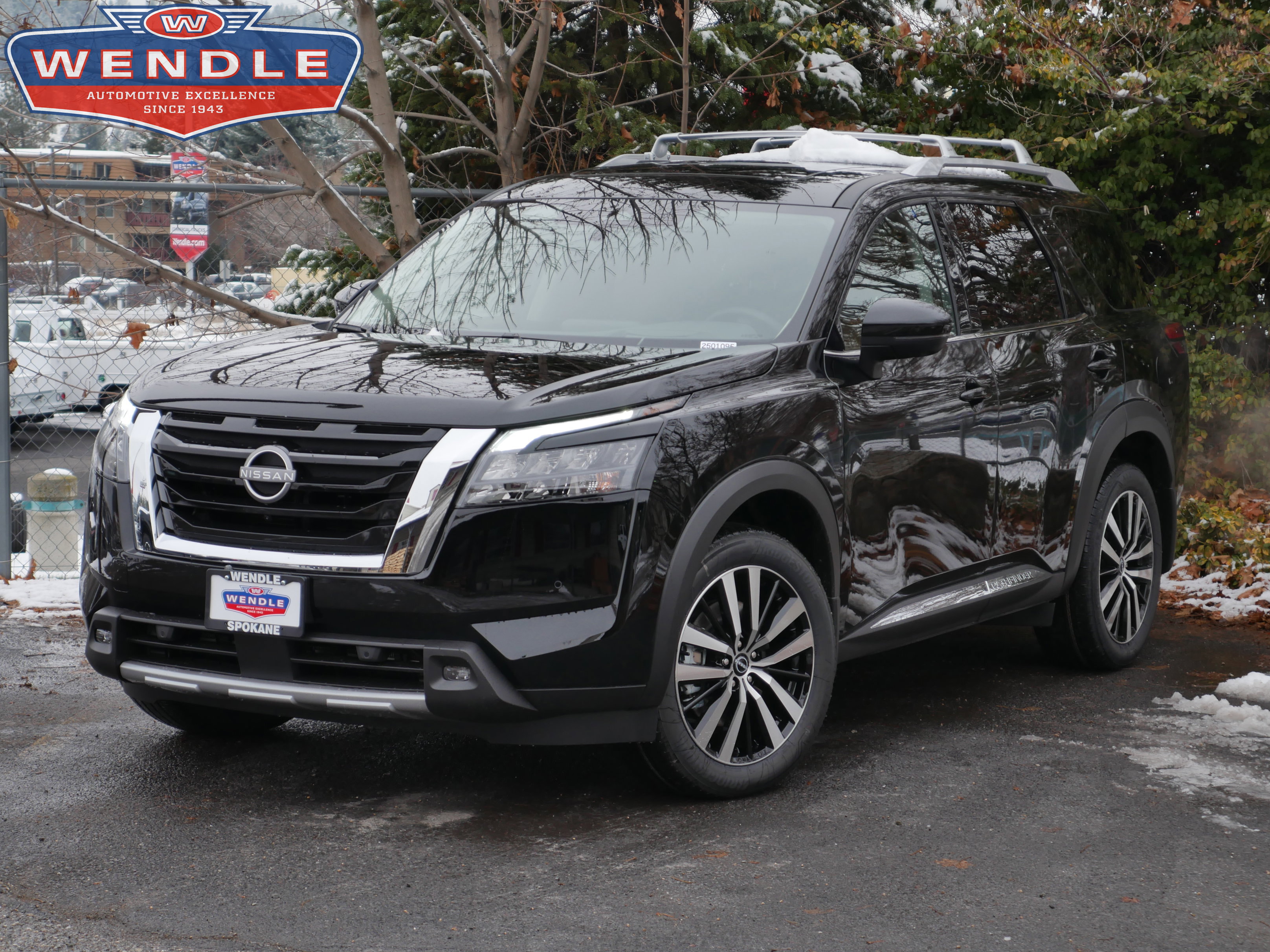 2025 Nissan Pathfinder Platinum's photo