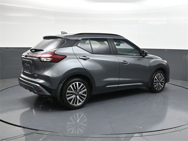 2023 Nissan Kicks SR photo 2