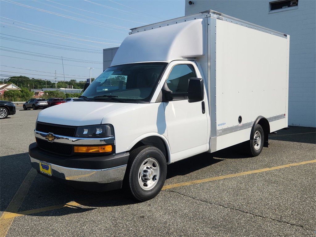 2025 Chevrolet Express Cutaway 3500 photo 2