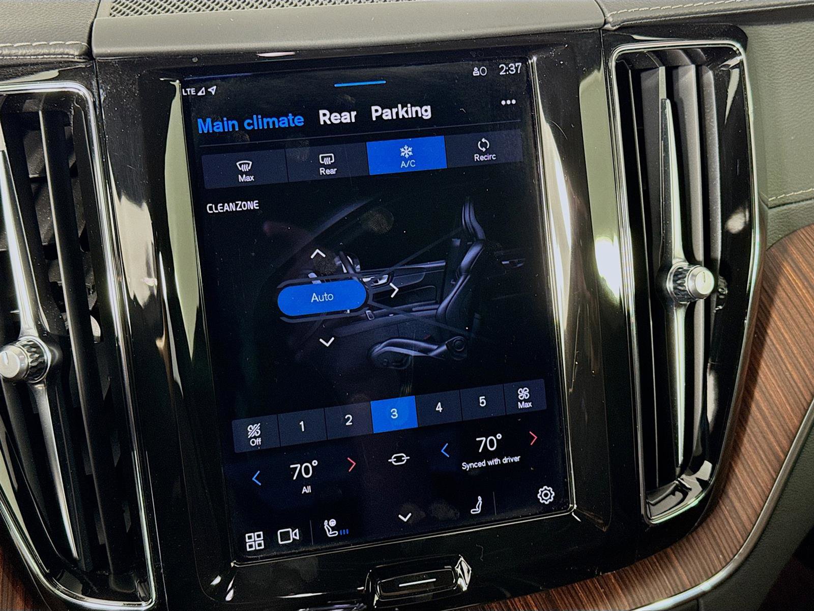 2023 Volvo XC60 Ultimate photo 16