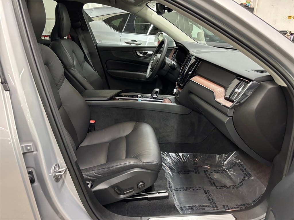 2023 Volvo XC60 B5 Plus photo 18