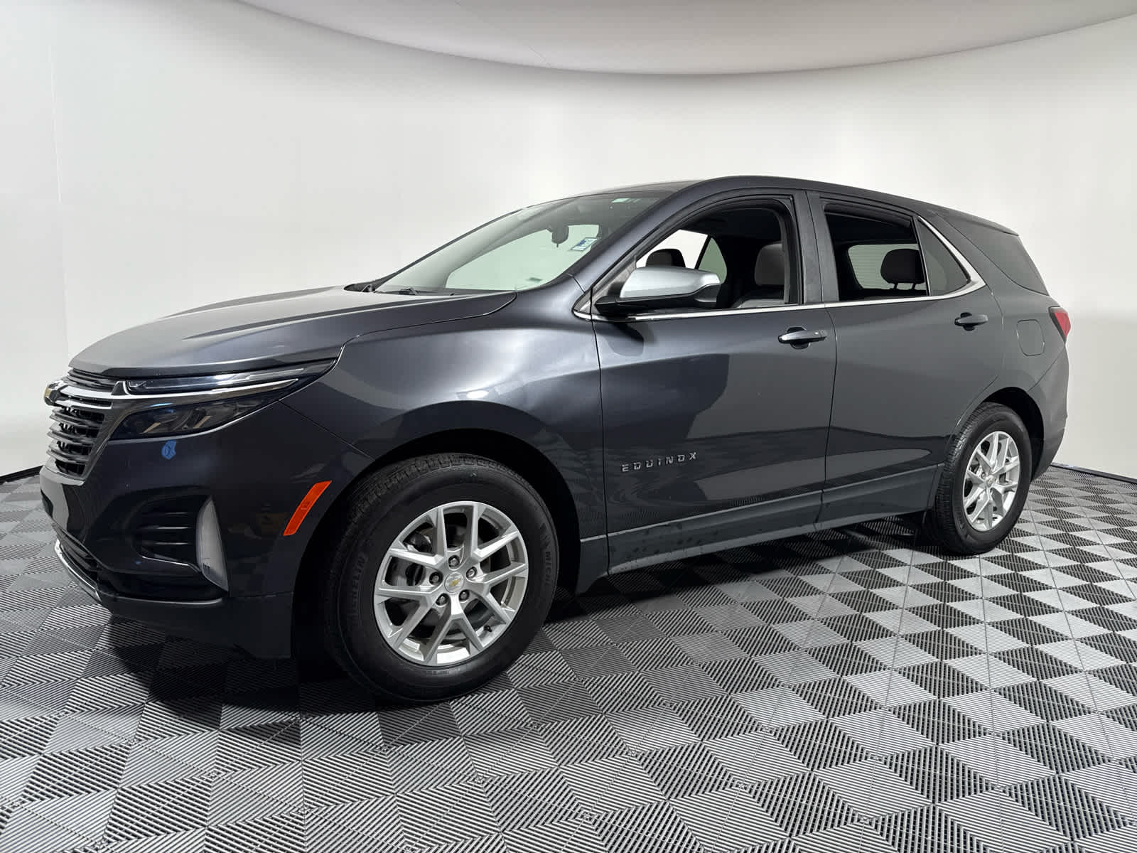 2023 Chevrolet Equinox LT photo 2