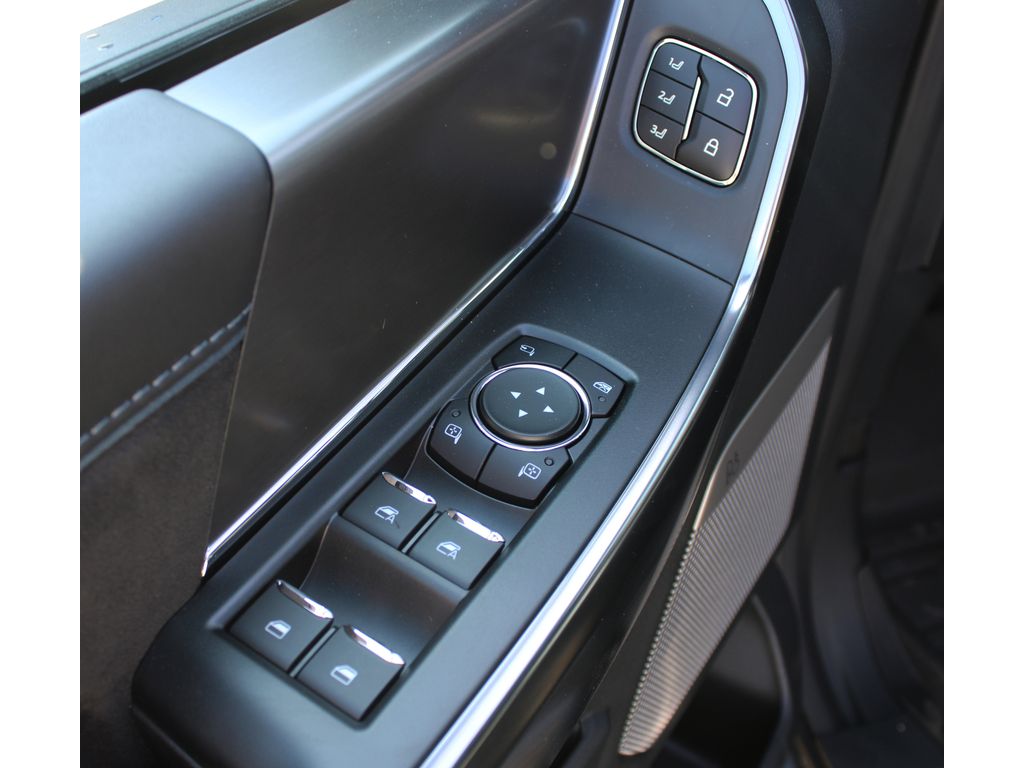 2025 Ford F-150 Platinum photo 4