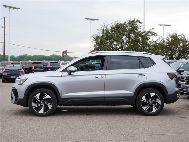 2025 Volkswagen Taos SE photo 4