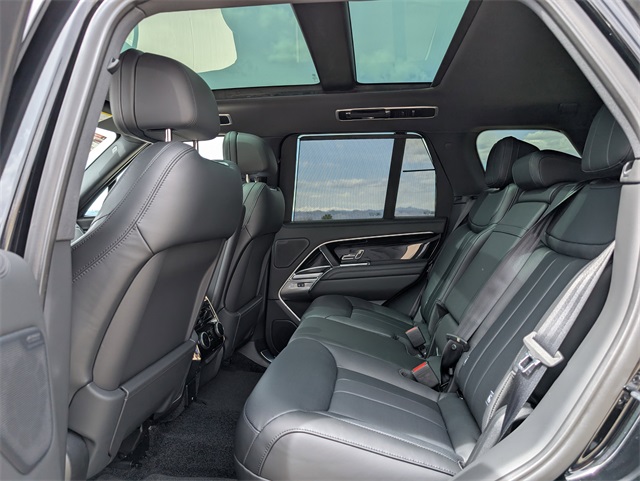 2025 Land Rover Range Rover SE photo 4