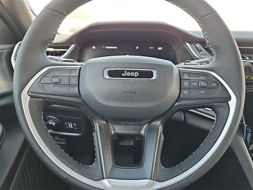 2025 Jeep Grand Cherokee Altitude photo 17