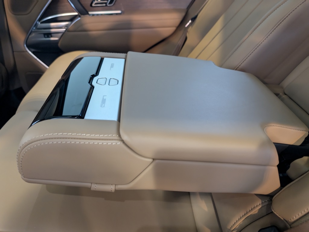 2025 Land Rover Range Rover SE photo 19