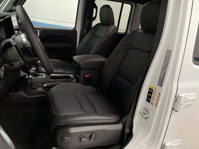 2025 Jeep Wrangler Sahara photo 4