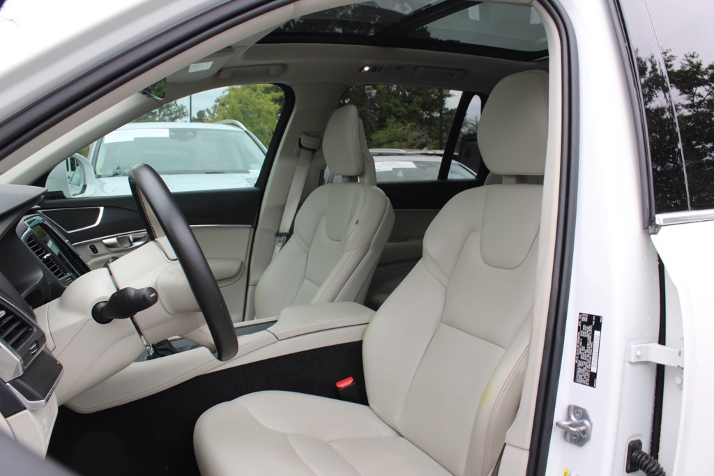 2020 Volvo XC90 T5 Momentum photo 3
