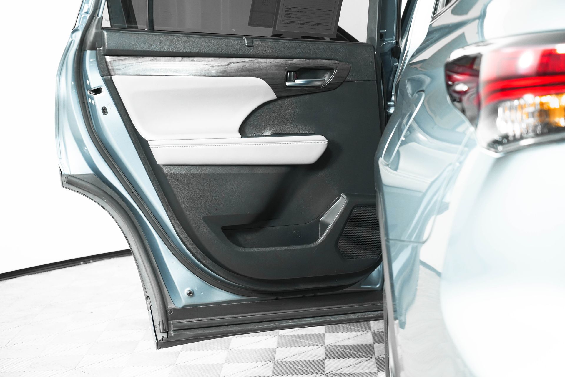 2023 Toyota Highlander L photo 10