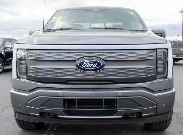 2025 Ford F-150 Lightning Lariat photo 2