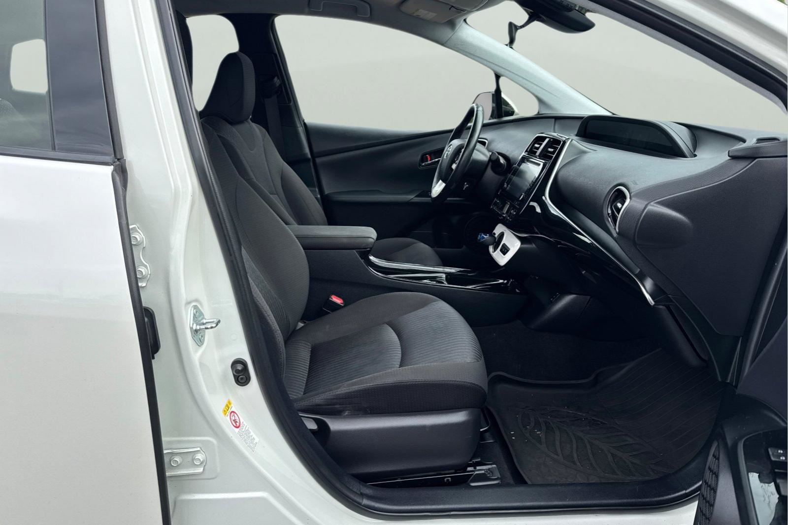 2017 Toyota Prius Prime Plus photo 18