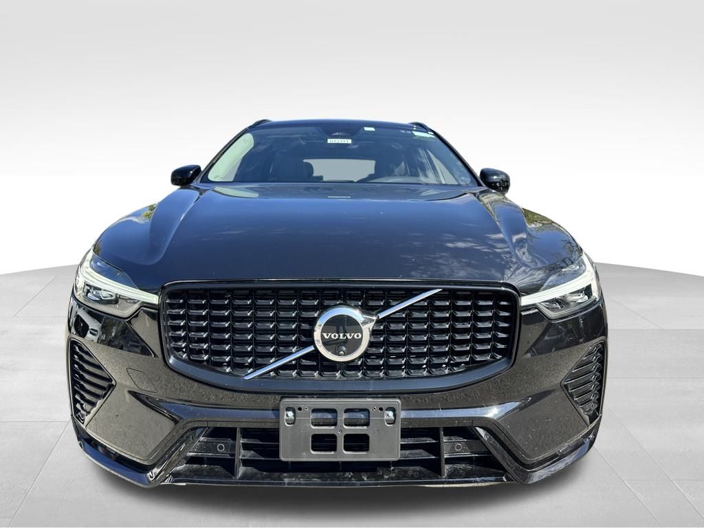 2025 Volvo XC60 B5 Plus photo 2