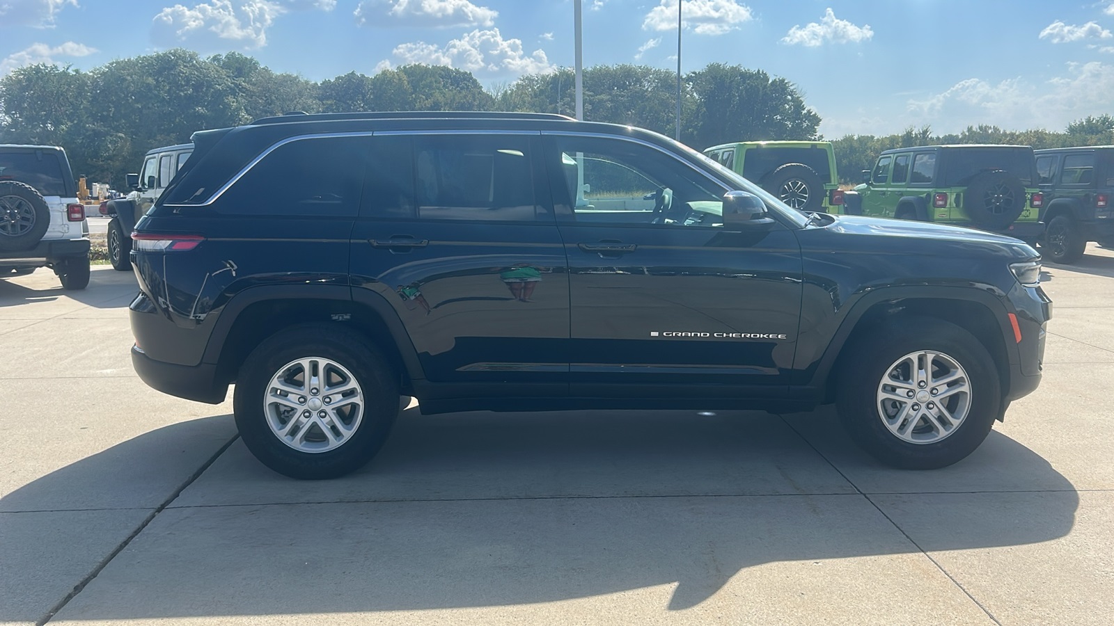 2025 Jeep Grand Cherokee Laredo photo 2
