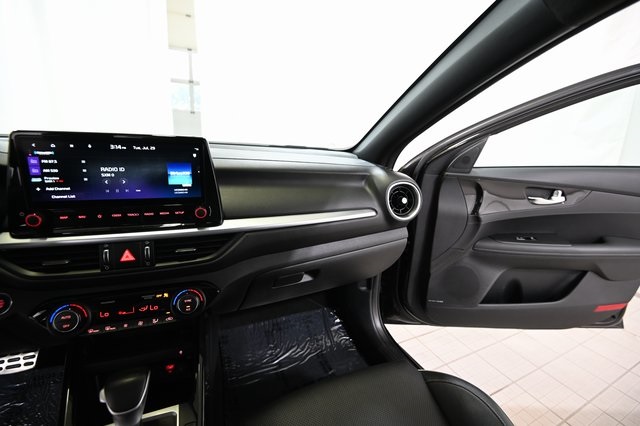 2023 Kia Forte GT-Line photo 28