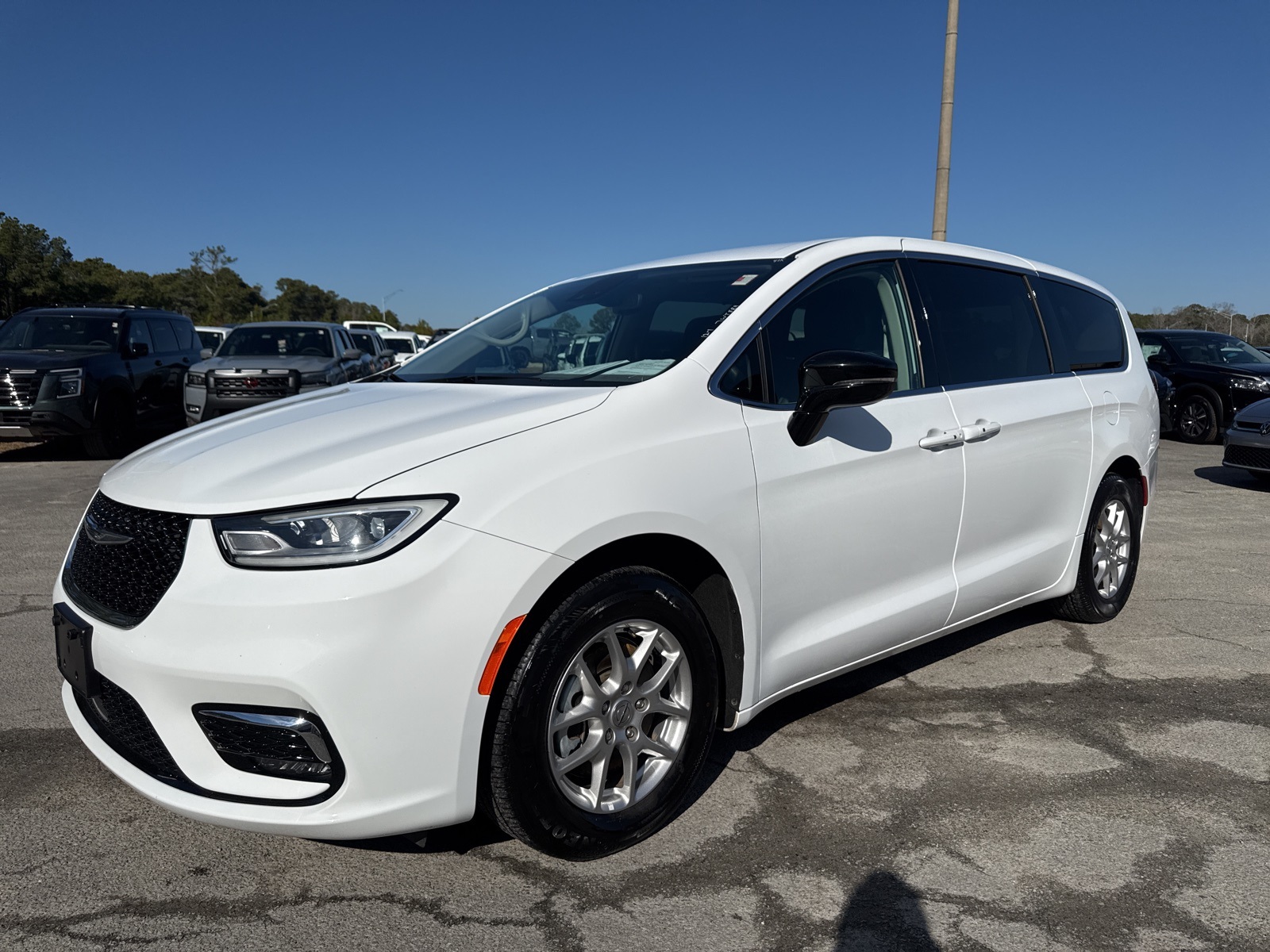 2024 Chrysler Pacifica Touring L's photo