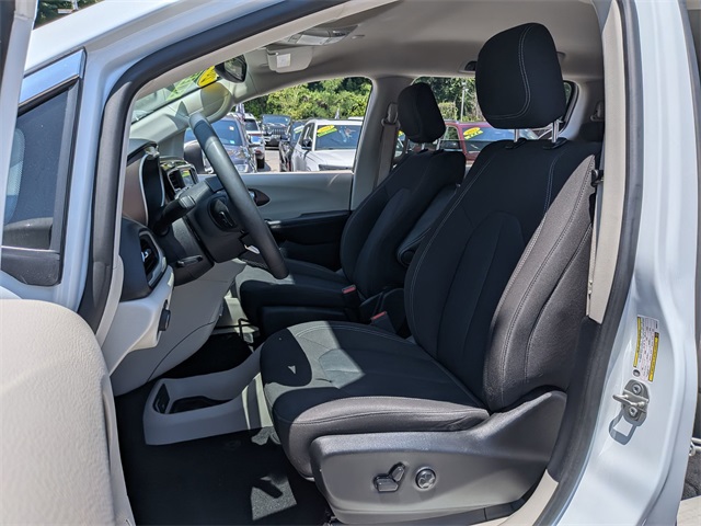 2023 Chrysler Voyager LX photo 17