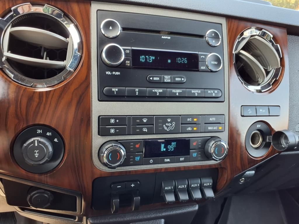 2011 Ford F-250 Lariat photo 18