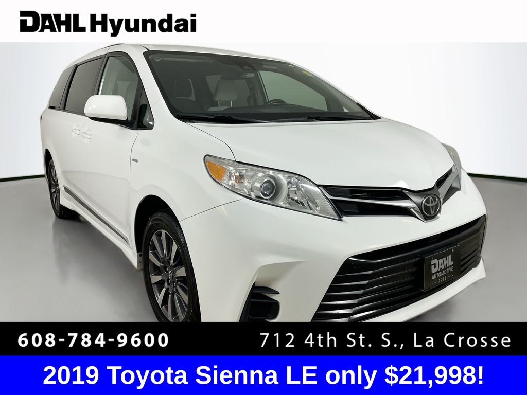 2019 Toyota Sienna LE's photo