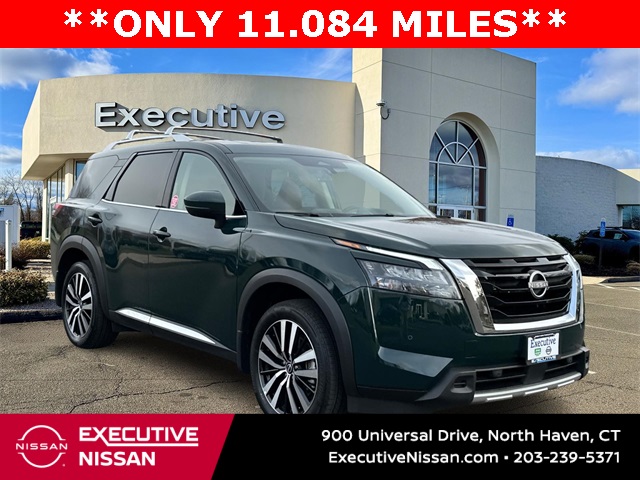 2025 Nissan Pathfinder Platinum's photo