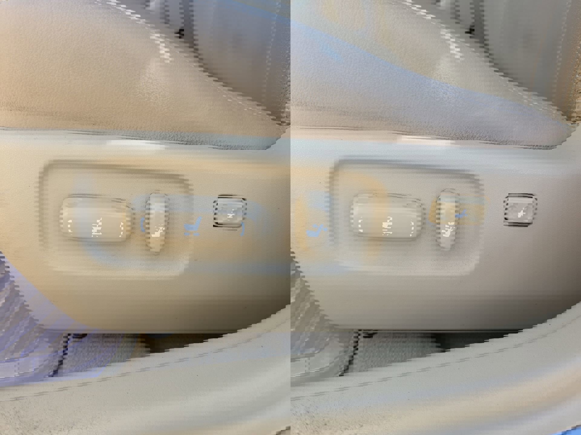 2005 Lexus ES 330 Base photo 14