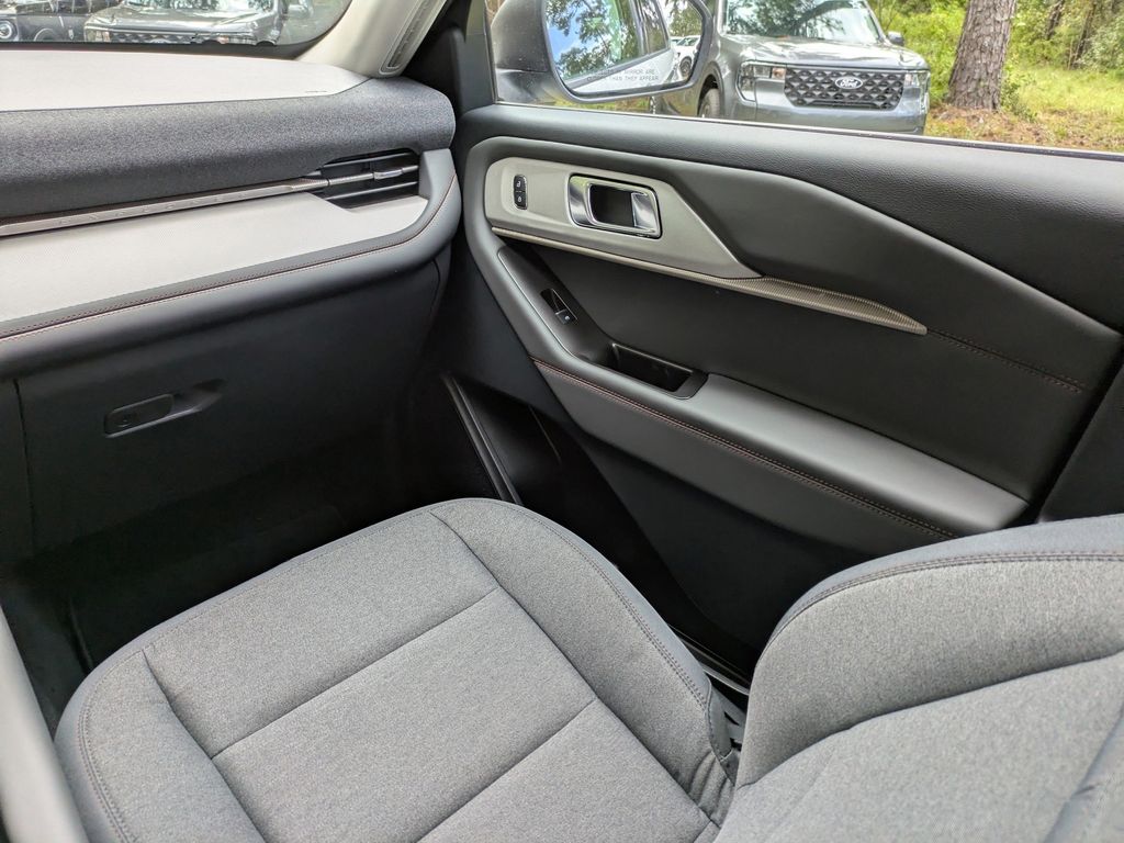2025 Ford Explorer photo 19