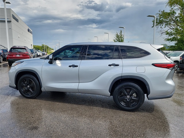 2021 Toyota Highlander LE photo 6