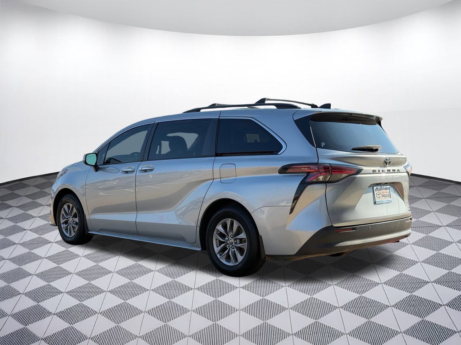 2022 Toyota Sienna XLE photo 3