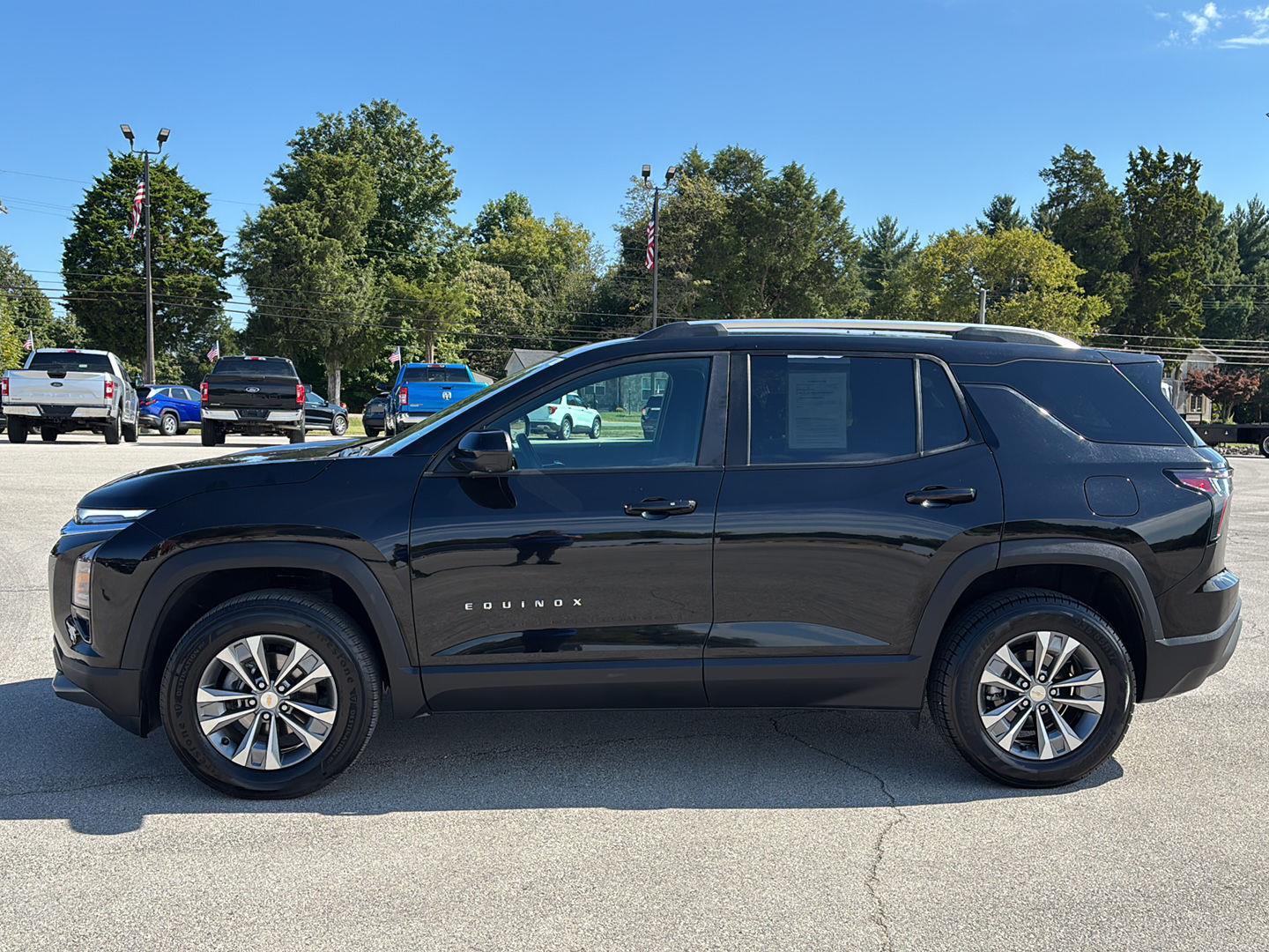2025 Chevrolet Equinox LT photo 2