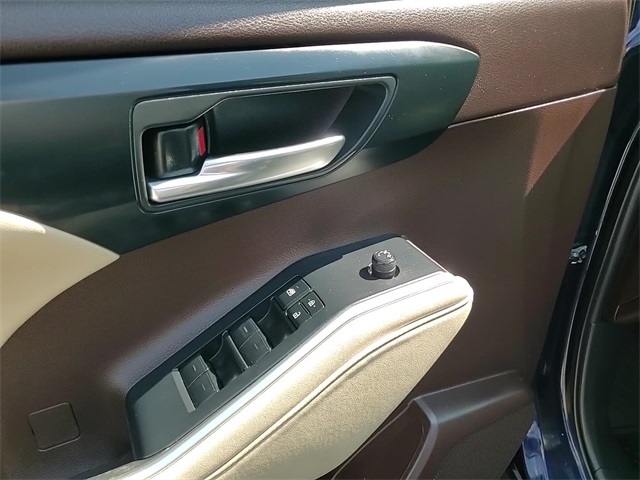 2022 Toyota Highlander XLE photo 9