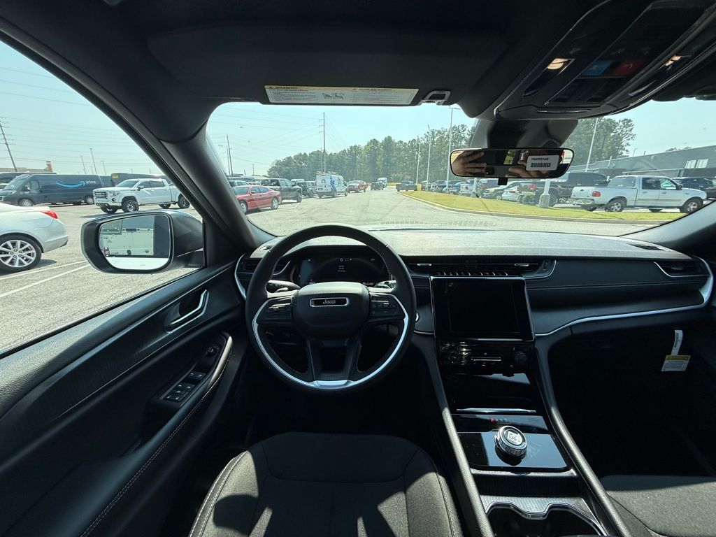 2025 Jeep Grand Cherokee Laredo X photo 13