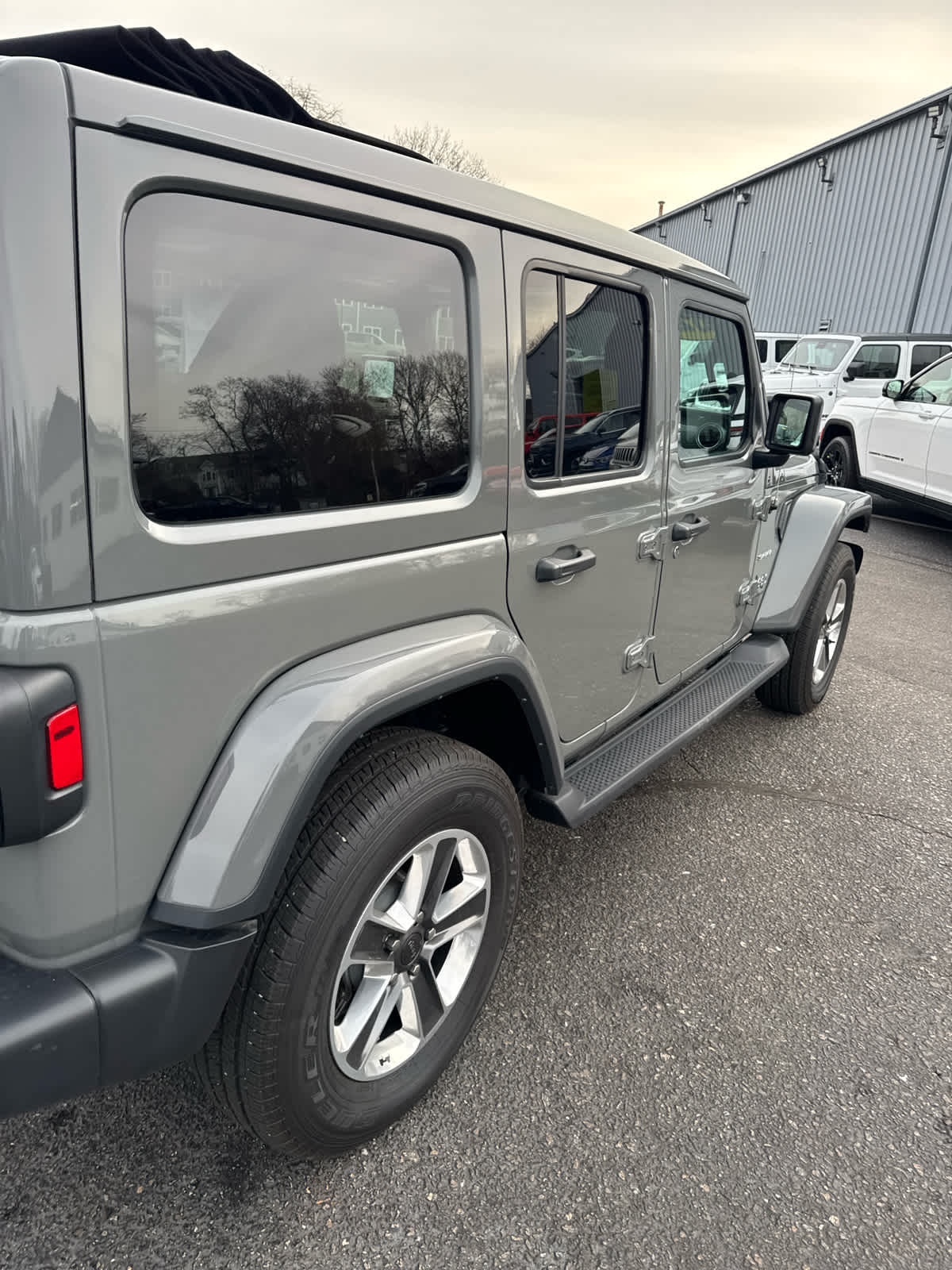 2023 Jeep Wrangler Sahara photo 19