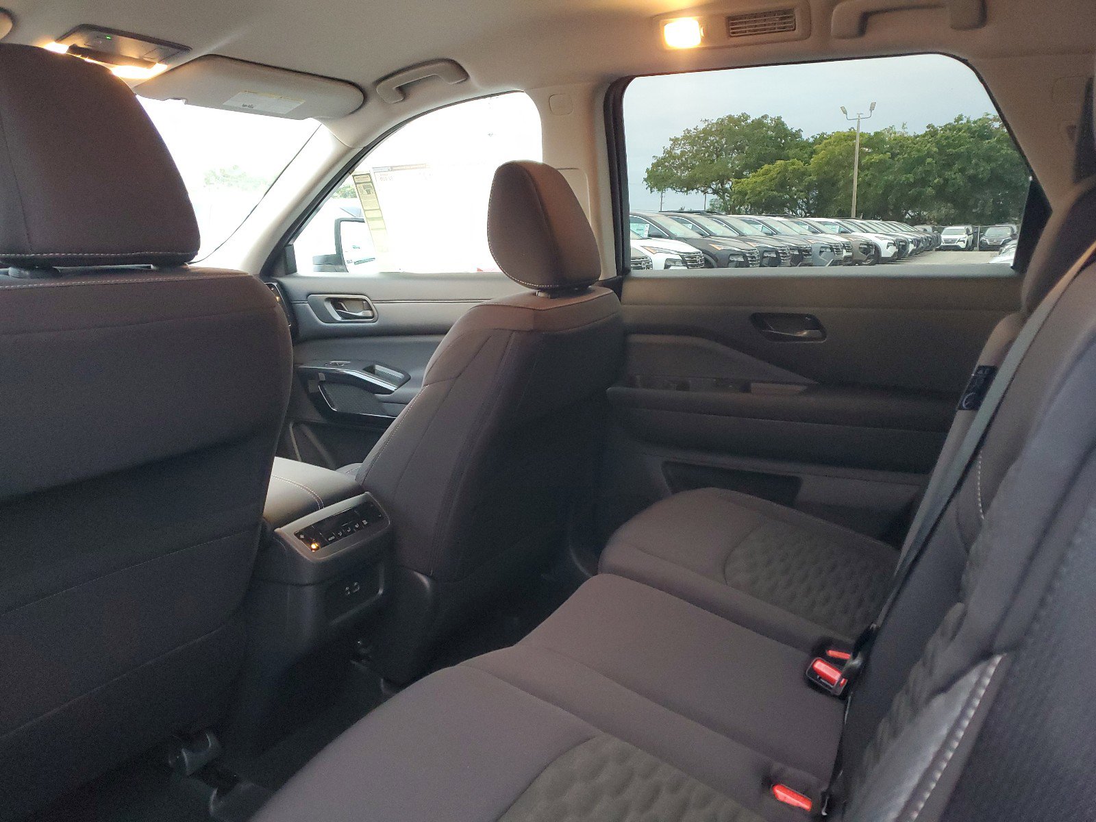 2025 Nissan Pathfinder SV photo 4