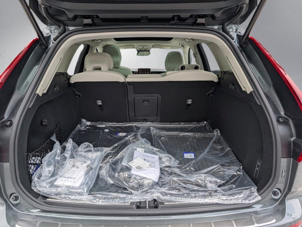 2026 Volvo XC60 Hybrid T8 photo 4